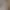 Ein Zimmer mit einem Schreibtisch, einem Laptop, einer eingeschalteten Lampe und einem ausgeschalteten Fernseher an der Wand